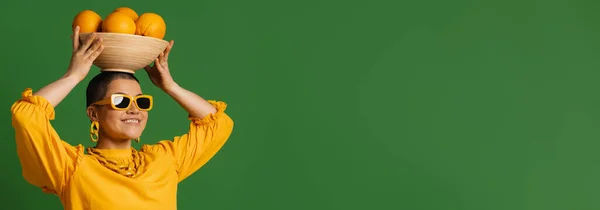 Модна Молода Коротке Волосся Жінка Носить Тарілку Апельсинами Голові Зеленому — стокове фото