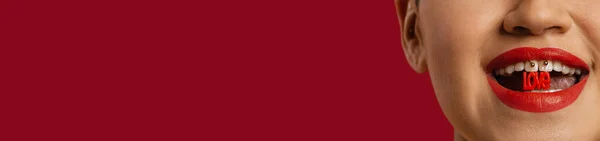 Крупним Планом Невизначена Жінка Тримає Пластикові Літери Роті Червоному Тлі — стокове фото
