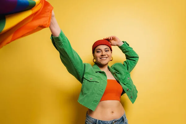 Mujer Joven Feliz Ondeando Bandera Del Arco Iris Mientras Está — Foto de Stock