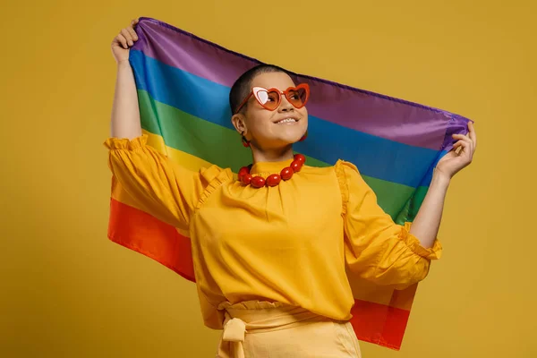 Feliz Joven Mujer Pelo Corto Sosteniendo Bandera Del Arco Iris — Foto de Stock