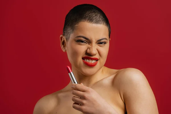 Playful Young Short Hair Woman Making Face While Holding Lipstick — Stock Photo, Image