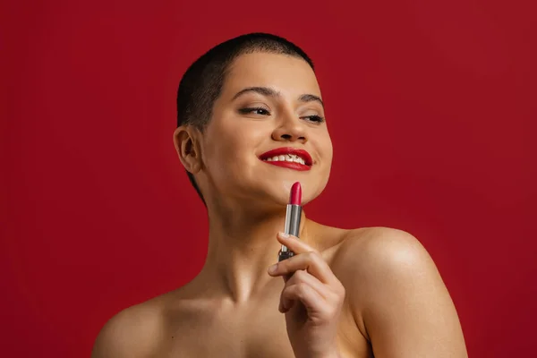 Happy Young Short Hair Woman Applying Lipstick Red Background — Stock Photo, Image
