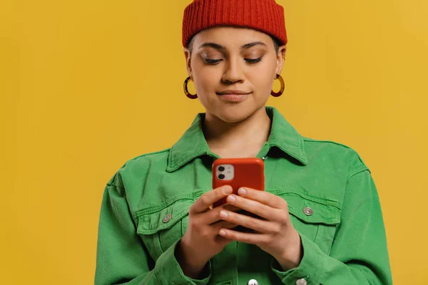 Modische Junge Frau Mit Smartphone Vor Gelbem Hintergrund — Stockfoto