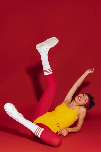 Παιχνιδιάρικη Νέα Ταιριαστή Γυναίκα Ρετρό Στυλ Αθλητικών Ενδυμάτων Διασκεδάζοντας Κόκκινο — Φωτογραφία Αρχείου