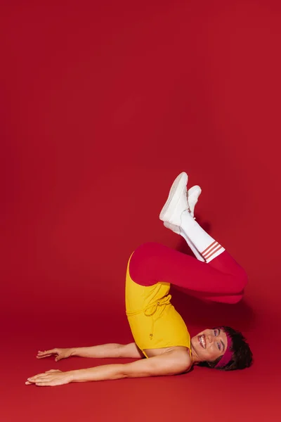 Грайлива Молода Жінка Ретро Стилі Спортивного Одягу Вправа Червоному Тлі — стокове фото