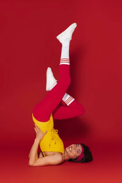 Щаслива Молода Жінка Ретро Стилі Спортивного Одягу Вправляється Червоному Тлі — стокове фото