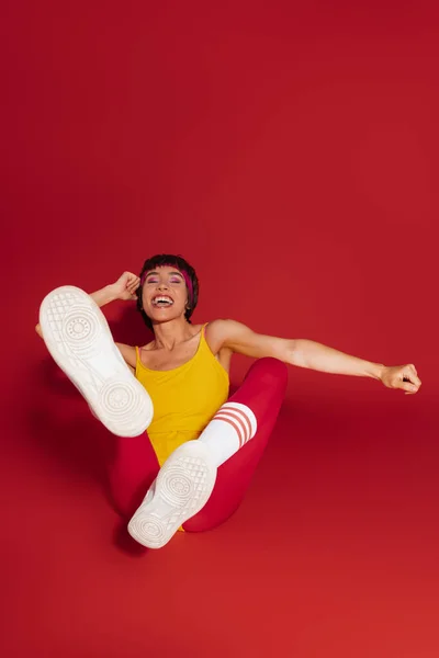 Грайлива Молода Жінка Ретро Стилі Спортивного Одягу Вправляється Червоному Тлі — стокове фото