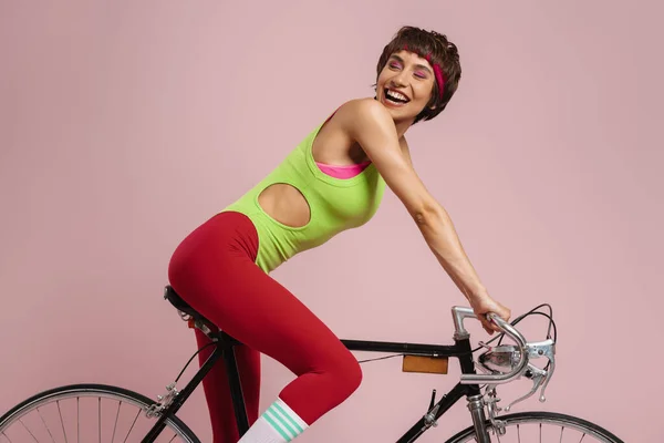 Glad Passform Kvinna Retro Stylade Sportkläder Ridning Cykel Mot Färgad — Stockfoto