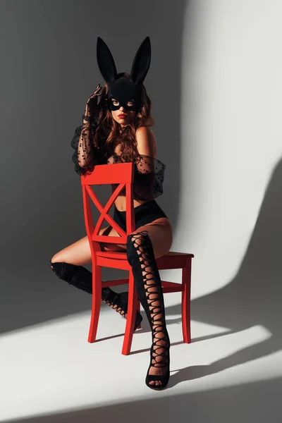 Mujer Joven Moda Máscara Conejo Lencería Negro Sentado Silla Contra — Foto de Stock