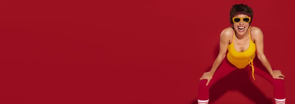 Возбужденная Молодая Женщина Спортивной Одежде Стиле Ретро Смотрит Камеру Красном — стоковое фото