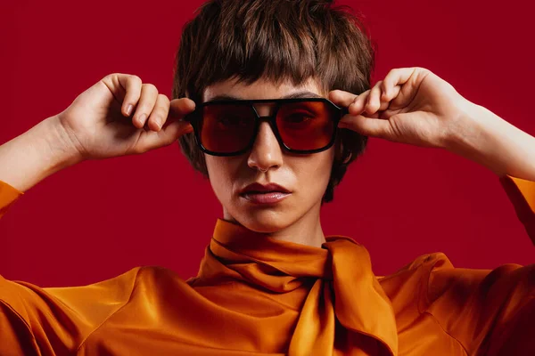 Portré Divatos Fiatal Rövid Haj Igazítja Trendi Szemüveg Vörös Háttér — Stock Fotó