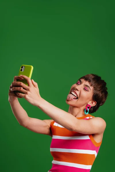 Glückliche Frau Macht Selfie Mit Smartphone Und Grimassen Stehen Vor — Stockfoto