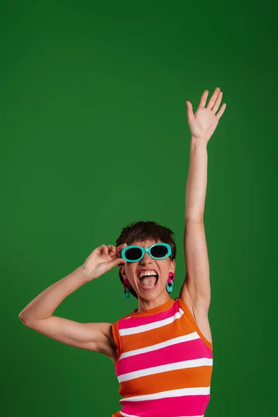 Mujer Joven Feliz Gafas Moda Haciendo Gestos Mientras Está Pie —  Fotos de Stock