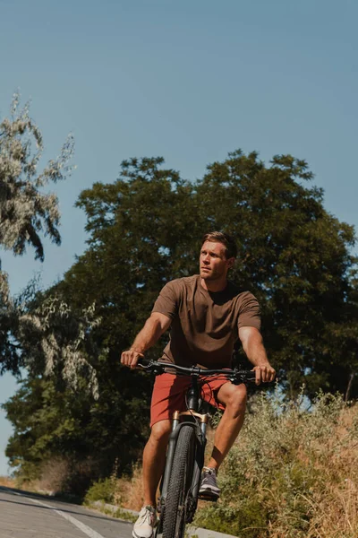 Stilig Ung Man Rida Cykel Vid Den Natursköna Vägen Utomhus — Stockfoto