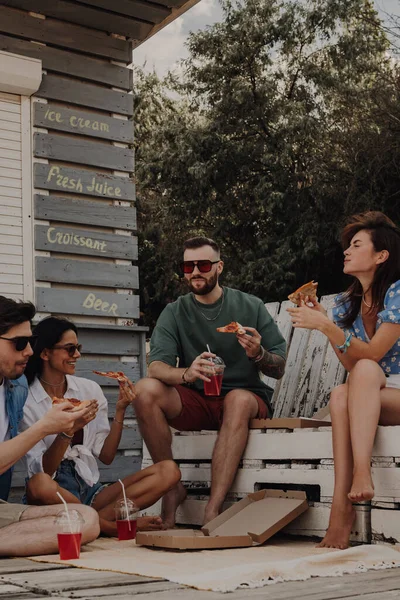 Jóvenes Amigos Felices Disfrutando Pizza Bebidas Mientras Relajan Cerca Cafetería — Foto de Stock