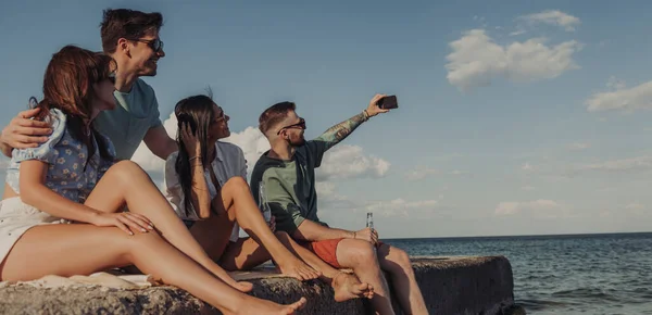 Grupo Amigos Alegres Haciendo Selfie Sonriendo Mientras Disfrutan Tiempo Despreocupado —  Fotos de Stock