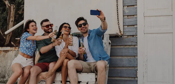 Groupe Amis Joyeux Faisant Selfie Par Téléphone Intelligent Tout Appréciant — Photo