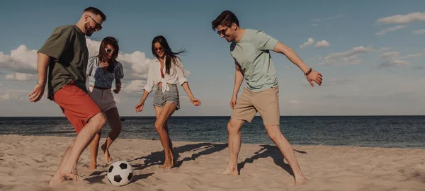 Группа Молодых Людей Играющих Футбол Развлекающихся Пляже Вместе — стоковое фото