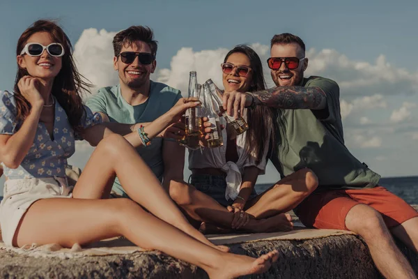 Grupo Jóvenes Amigos Felices Brindando Con Cerveza Mientras Pasan Tiempo —  Fotos de Stock