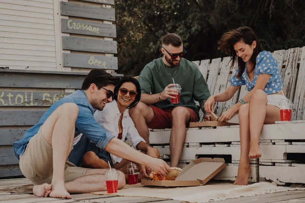 Grupa Szczęśliwych Przyjaciół Delektujących Się Jedzeniem Piciem Podczas Relaksu Pobliżu — Zdjęcie stockowe
