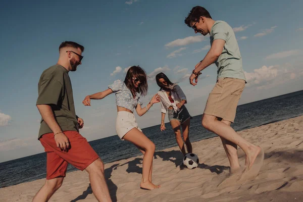 Grupo Jóvenes Felices Pasando Tiempo Divertido Jugando Fútbol Playa Juntos —  Fotos de Stock