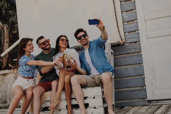 Groupe Amis Heureux Faisant Selfie Par Téléphone Intelligent Tout Appréciant — Photo