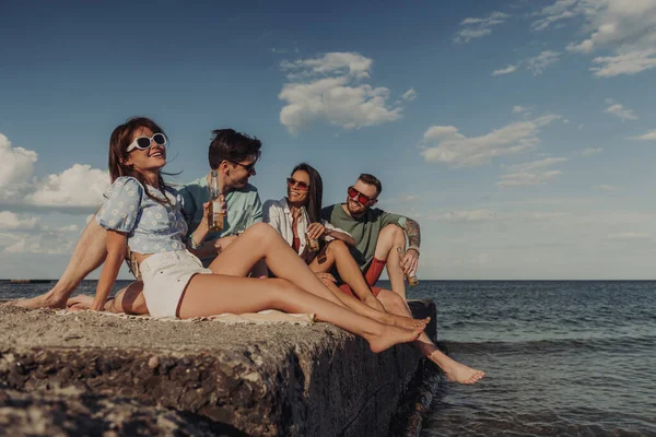 Grupp Glada Unga Vänner Njuter Medan Tillbringar Bekymmerslös Tid Vid — Stockfoto