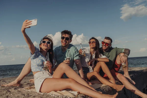 Grupo Amigos Felices Haciendo Selfie Sonriendo Mientras Disfrutan Tiempo Despreocupado —  Fotos de Stock