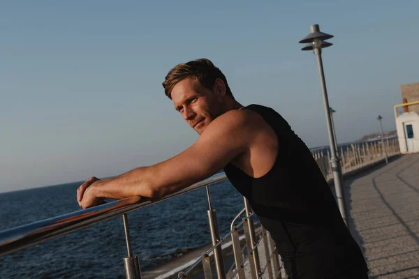 Moe Mannelijke Atleet Genieten Van Uitzicht Zee Terwijl Ontspannen Ochtend — Stockfoto