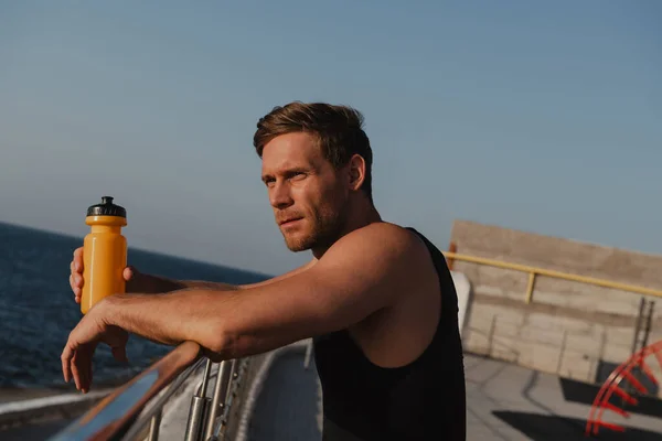 Moe Mannelijke Atleet Drinkwater Genieten Van Uitzicht Zee Ochtend Sport — Stockfoto
