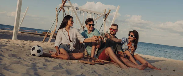 Grupo Jóvenes Felices Brindando Con Cerveza Mientras Disfrutan Pizza Playa —  Fotos de Stock