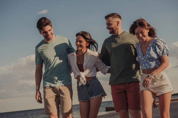 Grupo Jóvenes Despreocupados Que Unen Sonríen Mientras Caminan Juntos Por —  Fotos de Stock