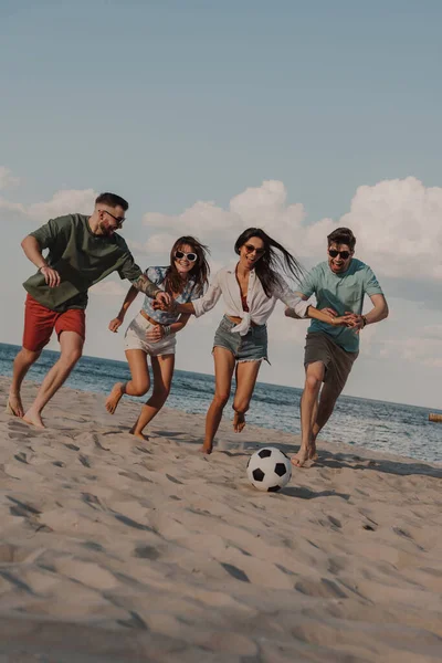 Grupo Jóvenes Felices Pasando Tiempo Sin Preocupaciones Mientras Juegan Fútbol —  Fotos de Stock