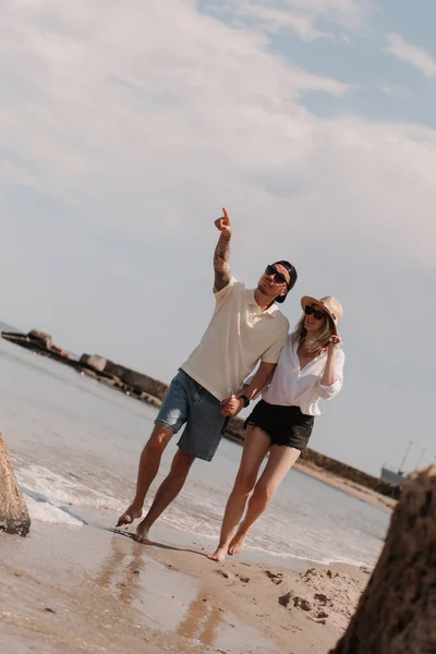 一緒にビーチを歩いている間 美しい若いカップルの全長 — ストック写真