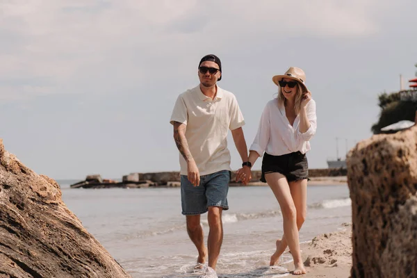 一緒にビーチを歩いている間に手を握る若いロマンチックなカップルの全長 — ストック写真