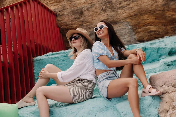 Deux Jeunes Femmes Heureuses Souriantes Assis Sur Des Rochers Colorés — Photo