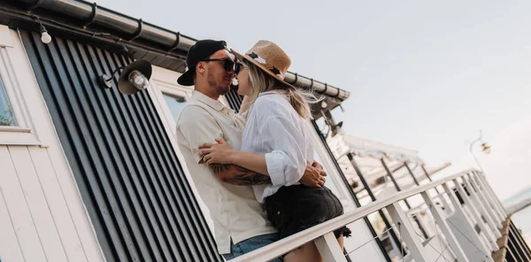 Beau Jeune Couple Embrassant Embrassant Tout Passant Temps Sur Terrasse — Photo