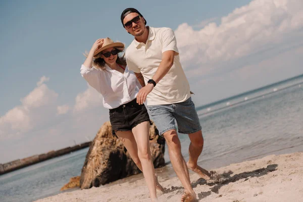 Jovem Casal Feliz Abraçando Enquanto Caminham Pela Praia Juntos — Fotografia de Stock