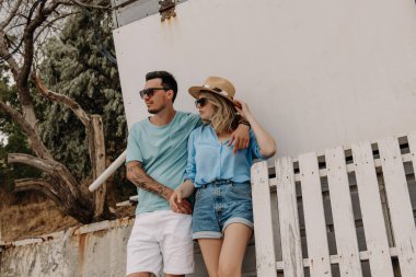 Genç trend çifti kucaklıyor ve dışarı çıkarken gözlerini kaçırıyor.