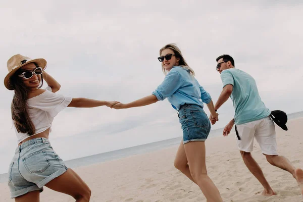Tre Glada Unga Vänner Tillbringar Roligt Medan Springer Vid Stranden — Stockfoto