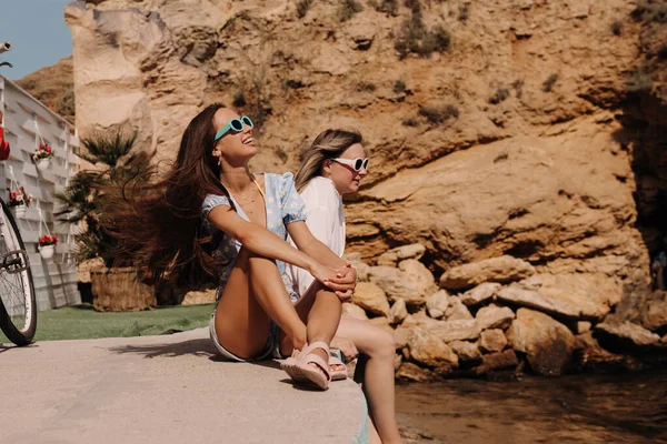 Deux Jolies Jeunes Femmes Souriantes Tout Relaxant Sur Plage Ensemble — Photo