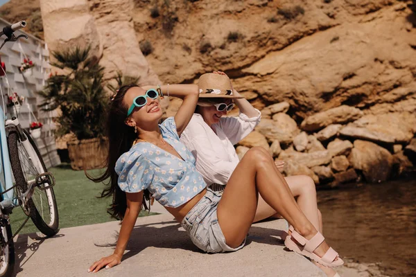 Dos Atractiva Joven Mujer Disfrutando Del Día Verano Junto Mar — Foto de Stock