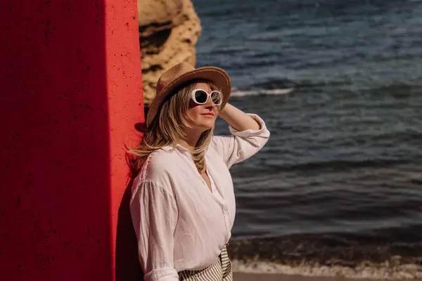 Jeune Femme Mode Appuyant Sur Mur Coloré Avec Mer Sur — Photo