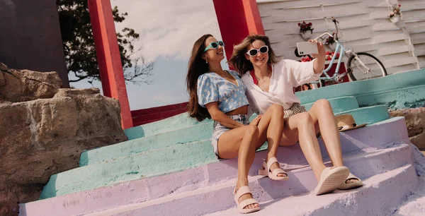 Zwei Glückliche Junge Frauen Machen Selfie Während Sie Gemeinsam Auf — Stockfoto