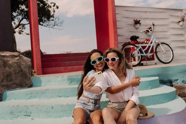 Deux Jeunes Femmes Heureuses Faisant Selfie Par Téléphone Intelligent Tout — Photo