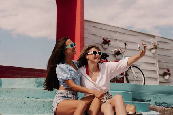 Deux Jolies Jeunes Femmes Faisant Selfie Souriant Tout Étant Assis — Photo