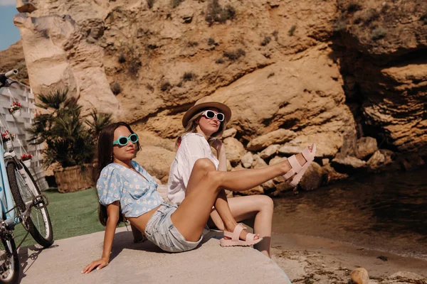 Zwei Attraktive Junge Frauen Genießen Gemeinsam Den Sommertag Meer — Stockfoto