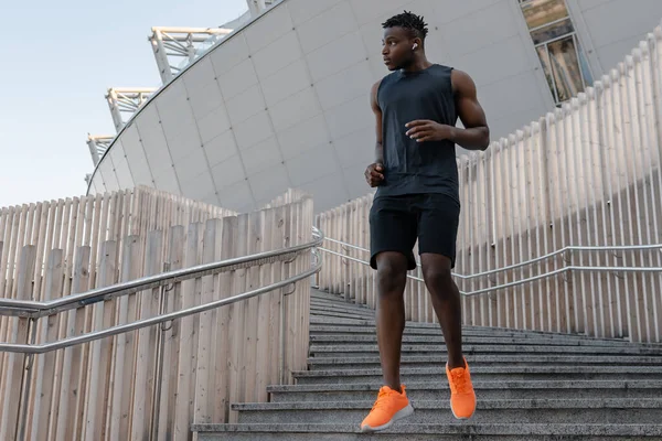 Schöner Afrikaner Sportkleidung Läuft Beim Training Freien Die Treppe Hinunter — Stockfoto