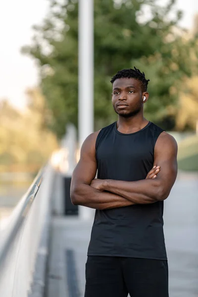 Selbstbewusster Afrikaner Sportbekleidung Macht Pause Beim Training Freien — Stockfoto