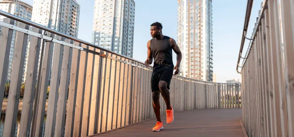 Selbstbewusster Afrikanischer Athlet Sportbekleidung Genießt Das Morgendliche Joggen Freien — Stockfoto